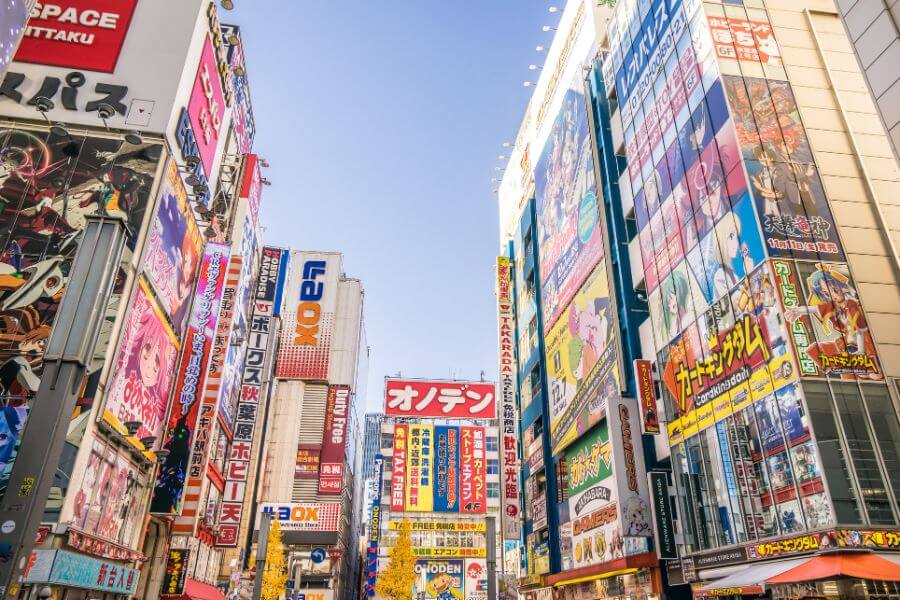 Colorful electronic displays in Tokyo