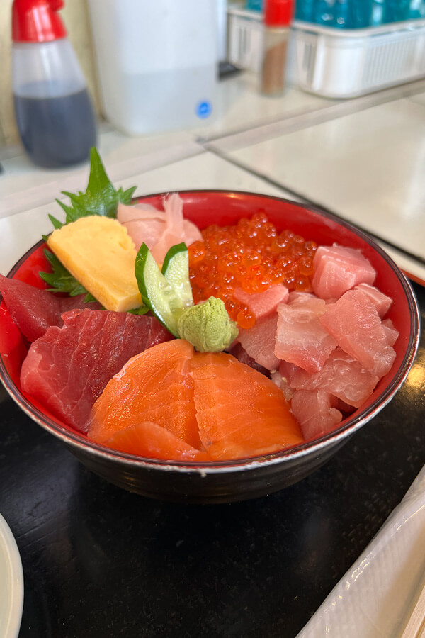 Fresh sushi served in Tsukiji Fish Market